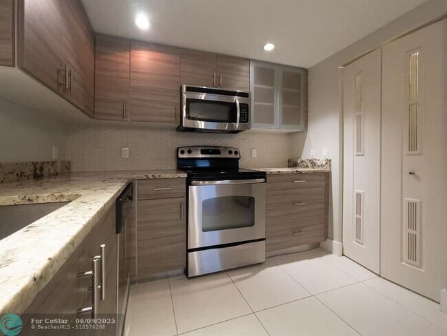 Building Photo - 64 Isle of Venice Dr