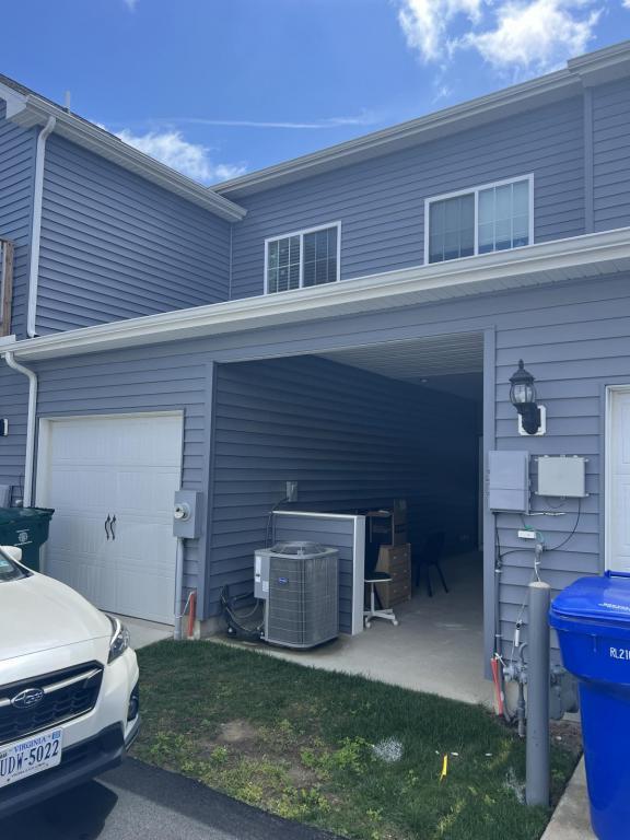 Building Photo - 2027 Chartwell Dr