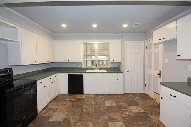 Building Photo - 2210 Kinyon Rd