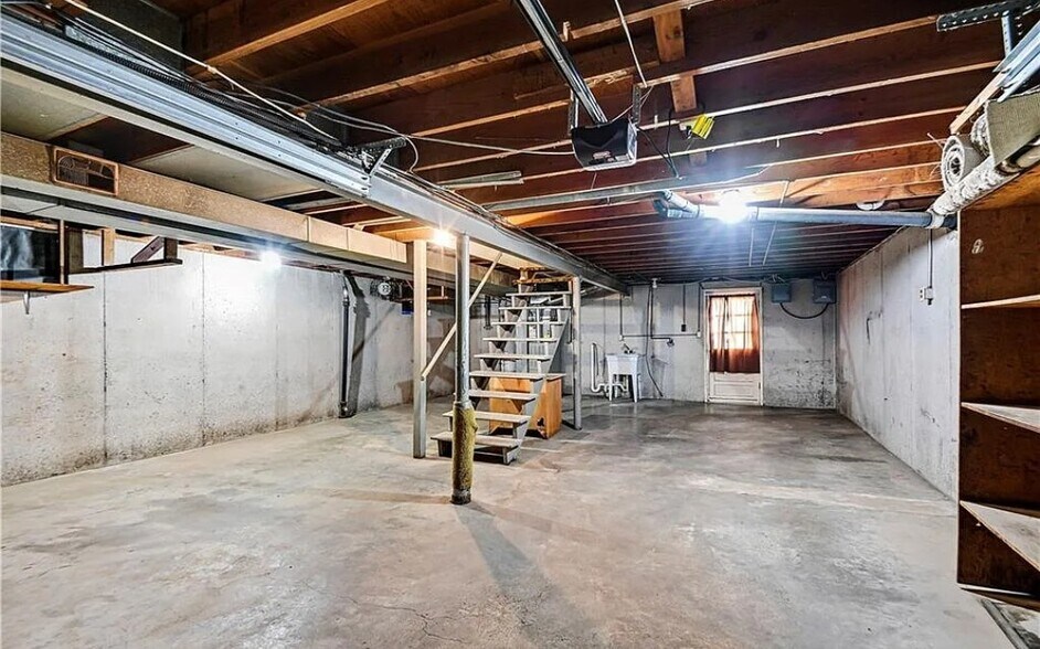 Attached Garage/Basement - 3405 S Oxford Ave