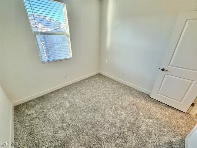 Building Photo - 1548 Little Penguin St