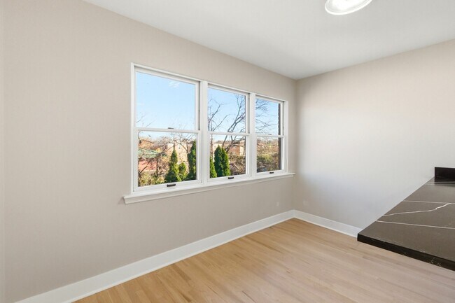 Building Photo - 1215 Balmoral Ave