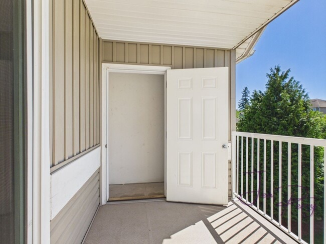 Building Photo - 5747 Fallbrook Ln