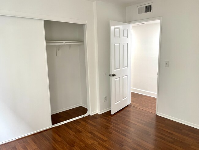 Building Photo - Beautiful 2 Bed/2 Bath with Hardwood Floors, Central Air Conditioning, Stainless Steel Appliances...