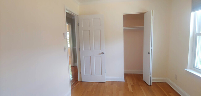 Middle bedroom, unfurnished - 819 Page St