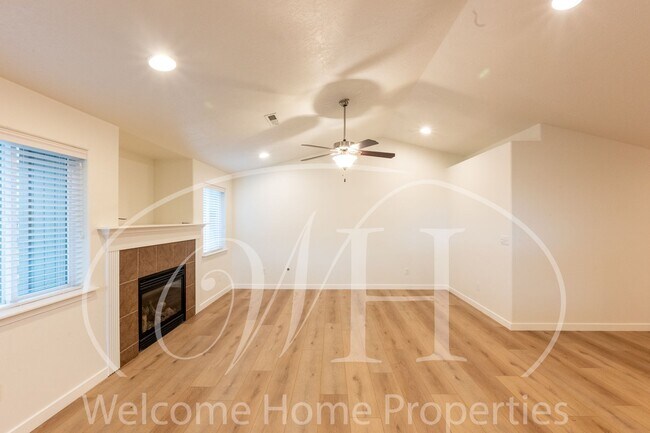 Building Photo - Single Story 3 Bedroom Home with Gas Fireplace and Covered Patio