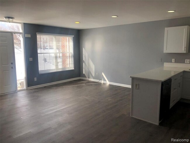 Building Photo - 234 Stonegate E