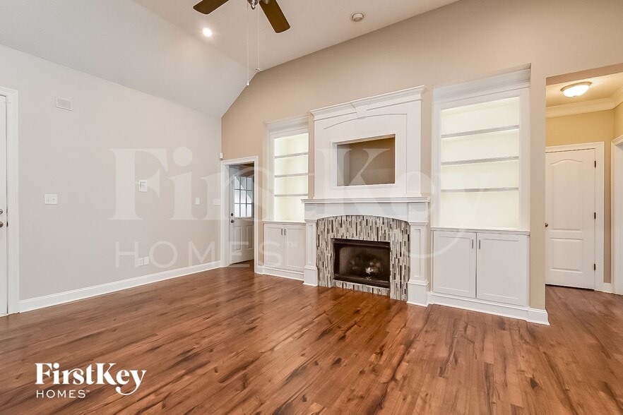 Building Photo - 8682 Valmont Cir
