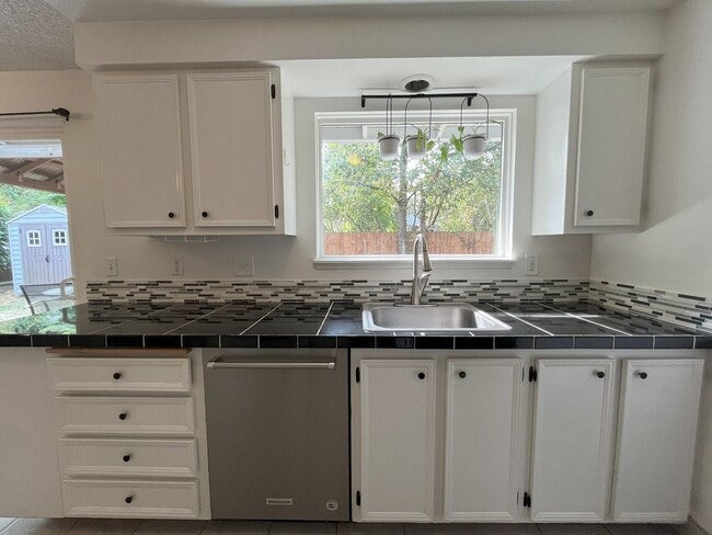 Building Photo - Spacious Yet Cozy 3BR/2BA Home with Garage...