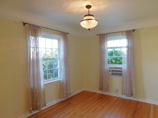 Building Photo - 3Bd/1Ba Two Story House w/ Basement - Avai...