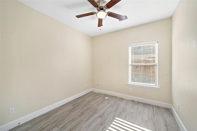 Building Photo - 5618 Ridgeway Dr