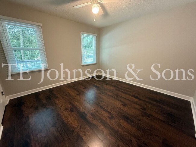 Building Photo - Charming One Level 3 Bedroom Home with Fenced Yard, Garage, and Deck