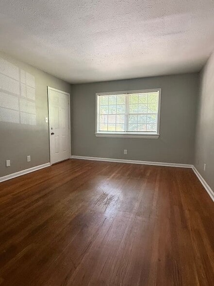 Building Photo - 1602 Line Cir