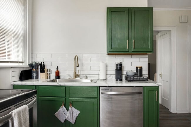 5920 Kitchen - 5918 Wanda Ave