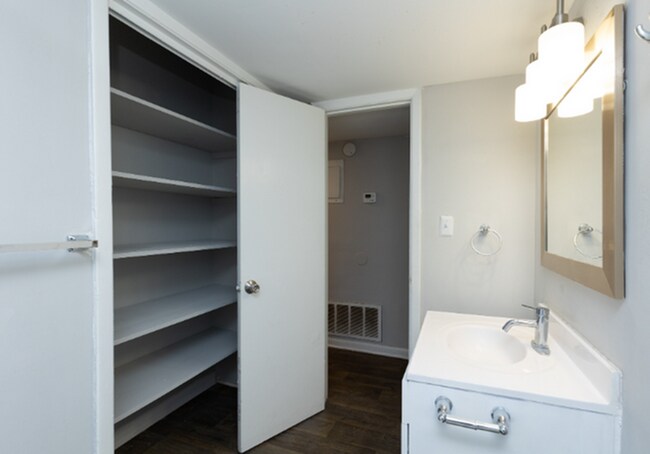 Building Photo - 180 S Pine Lake Dr