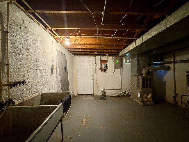 Building Photo - Charming 2 Bedroom/1 Bathroom Townhome in ...