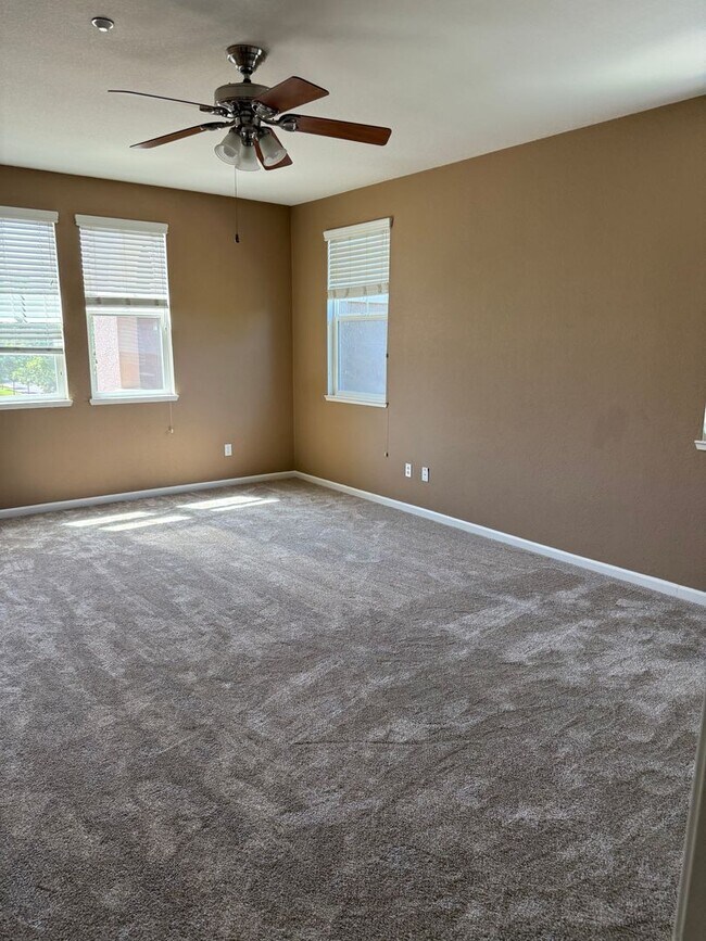 Building Photo - GORGEOUS 3 BEDROOM 2.5 BATH TOWNHOUSE