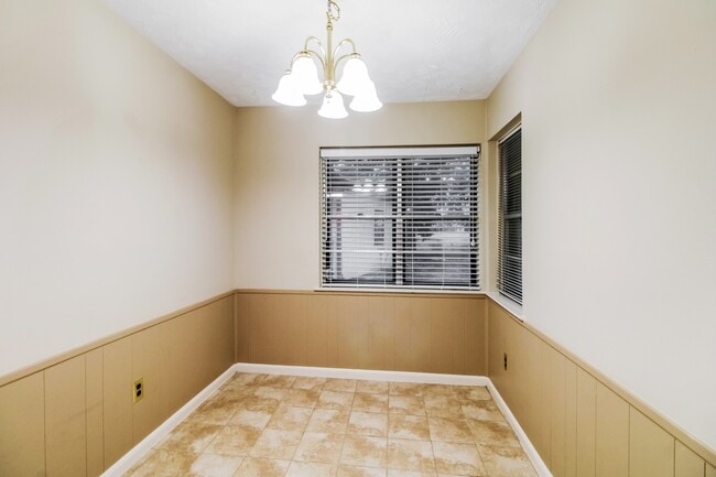 Building Photo - 353 Dawn Hill Dr
