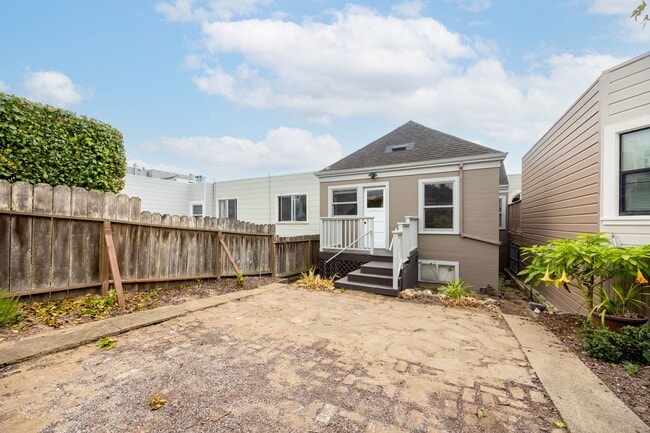 Building Photo - Charming Sunset Home with Hardwood Floors ...
