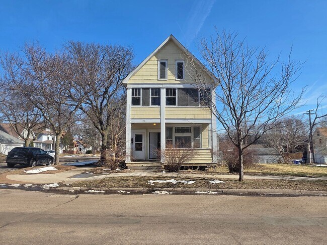 Building Photo - 1136 Edgerton St