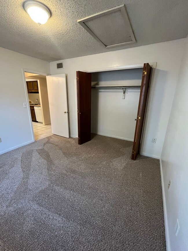 Building Photo - Classic Manor