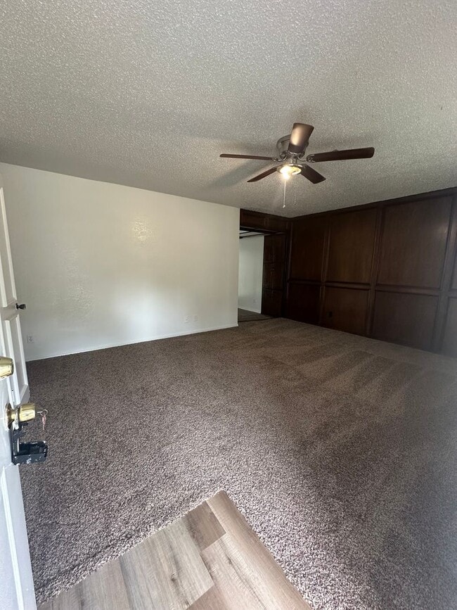 Building Photo - 3 bed, 1 bath, 1 car garage