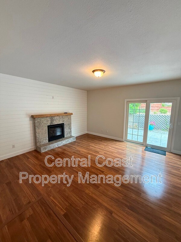 Building Photo - 9465 Valley Oak Way