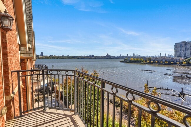 Building Photo - 17 Moorings Ln