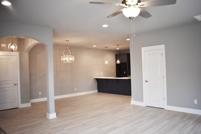 Building Photo - Upscale 4 Bedroom 3.5 Bathroom in The Heart of Fayetteville AR!!