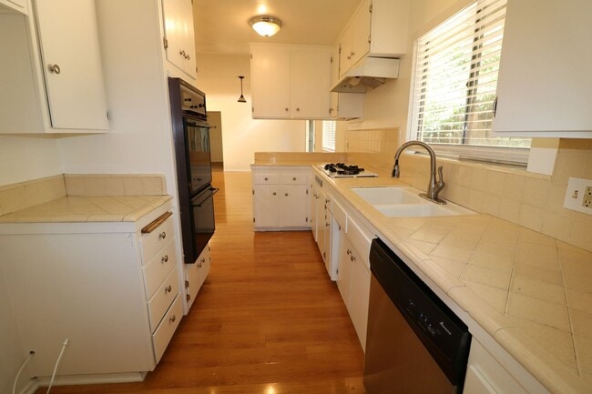 Building Photo - 3 BEDROOM, 2 BATH:  Home for Lease in Nort...