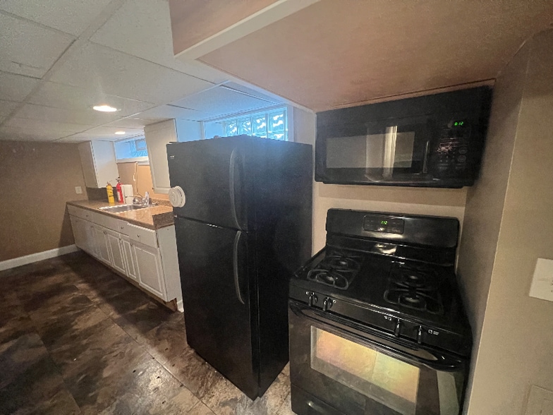 Building Photo - 51 Laverack Ave