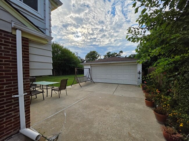 Building Photo - 9104 Oleander Ave