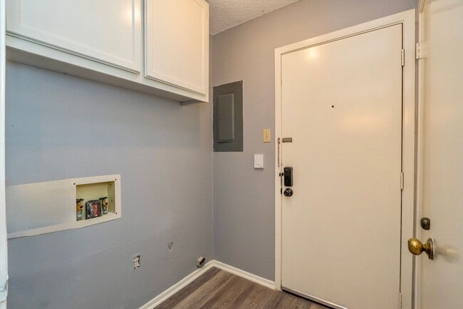 Building Photo - Fully Remodeled Townhome with Loft and Pri...