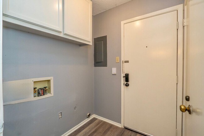 Building Photo - Fully Remodeled Townhome with Loft and Prime Location!