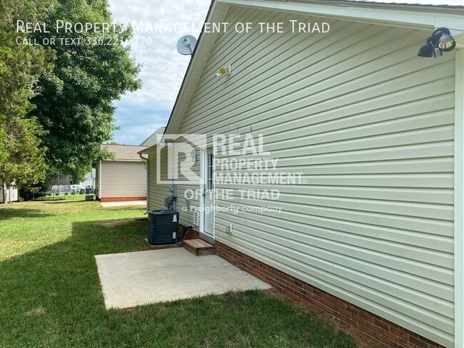Building Photo - 2222 Victoria Village Ln
