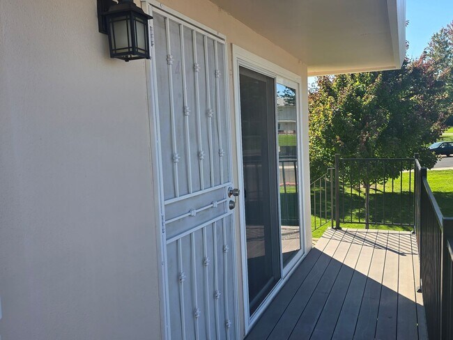 Building Photo - Beautifully Updated #4 Condo