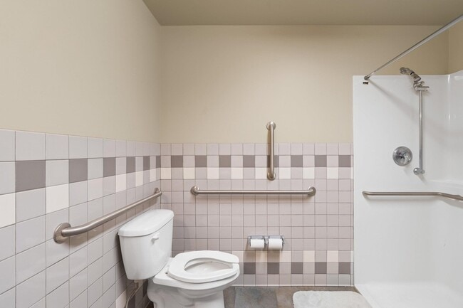 Building Photo - 107 E Holland Ave