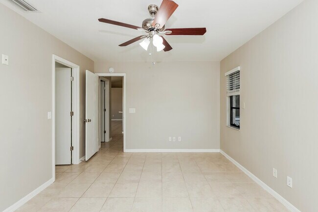 Building Photo - 2126 SW 14th Ave