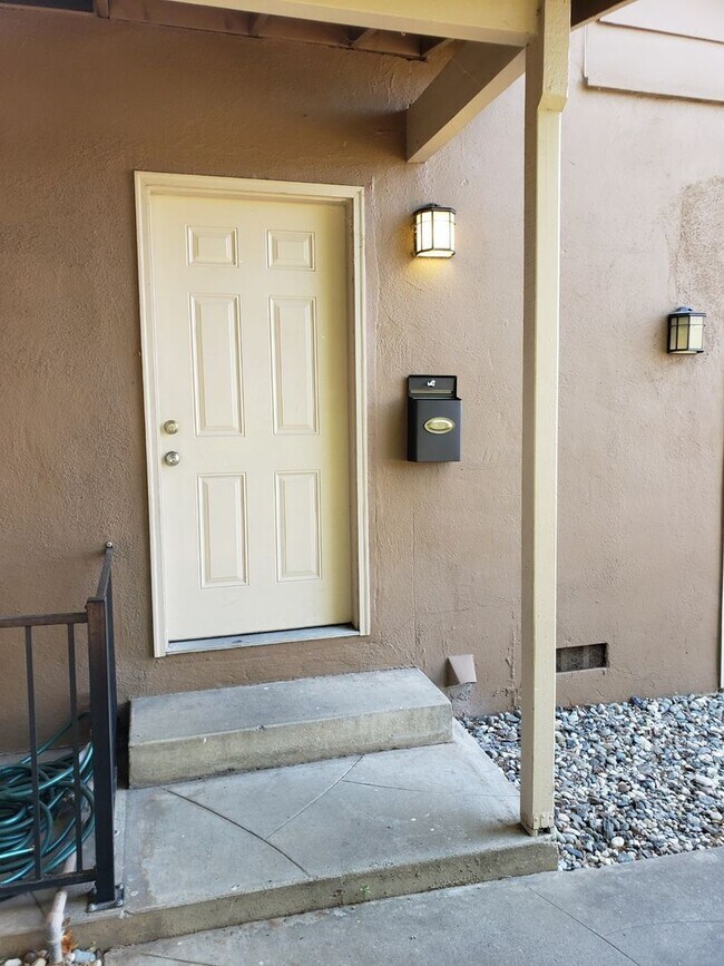 Building Photo - PRICE REDUCTION!! NICE UPDATED DUPLEX IN SACRAMENTO!!