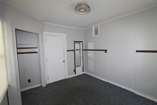 Building Photo - Massive Loft Area
