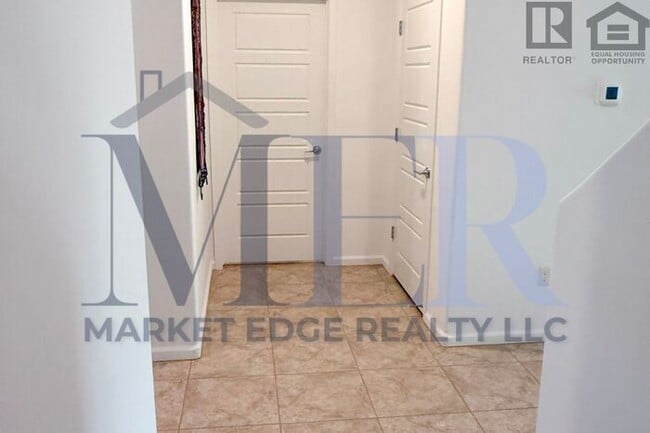 Building Photo - 4Bed/4Bath w/2 Car Gar-Tucson! $199 MOVE-I...
