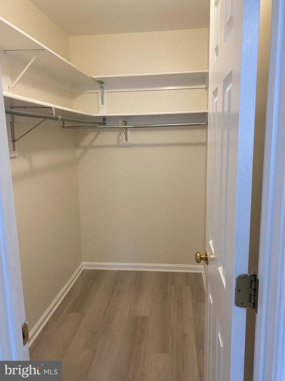 Building Photo - 9470 Scarlet Oak Dr