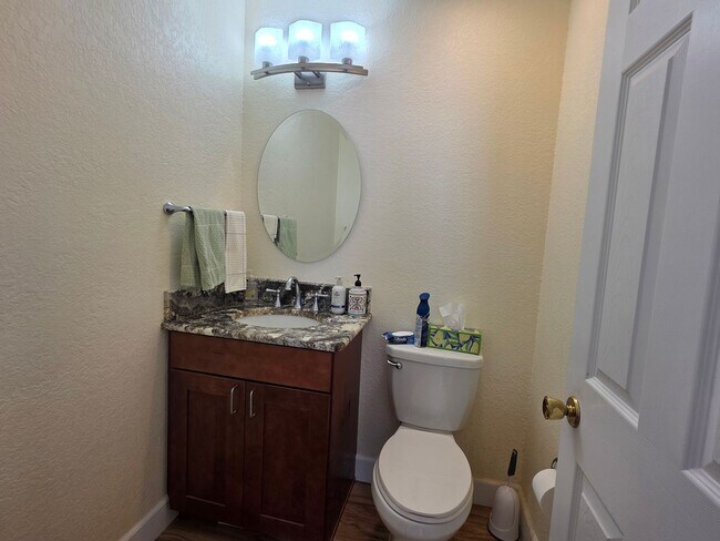 Building Photo - Northwest 4 bedroom, 2 bath with AMAZING Views