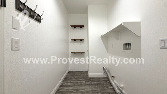 Building Photo - 8440 Hoover Ct