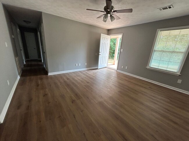 Building Photo - 2920 Lone Oak Rd