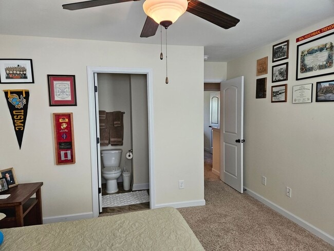 Building Photo - 2 bedroom, 2.5 bath unfurnished end unit townhouse in Sneads Ferry Justice Farm Townhome community