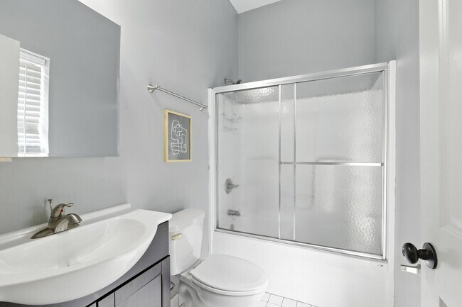 Building Photo - North Thomas 472-492