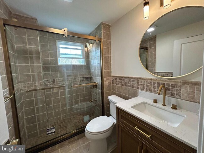 Building Photo - 5 Locust St