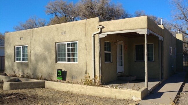 Primary Photo - Delightful 3 Bedroom, 1 Bathroom Home in t...