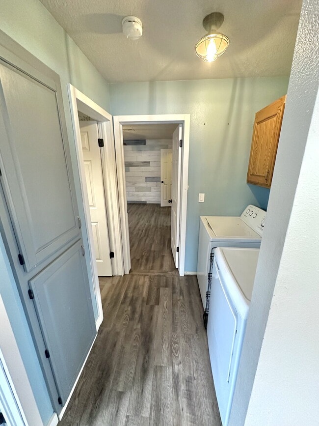 Building Photo - "Charming 2-Bed, 2-Bath Townhouse with Cozy Fireplace in Prime St. George Location!"